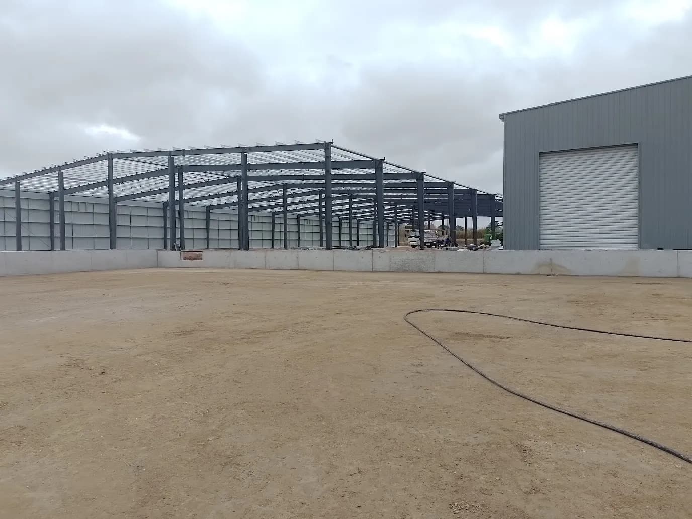 Nave industrial con estructura de acero en obra